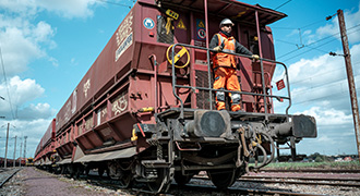 Personnel de SFERIS sur la locomotive d'un train de marchandise